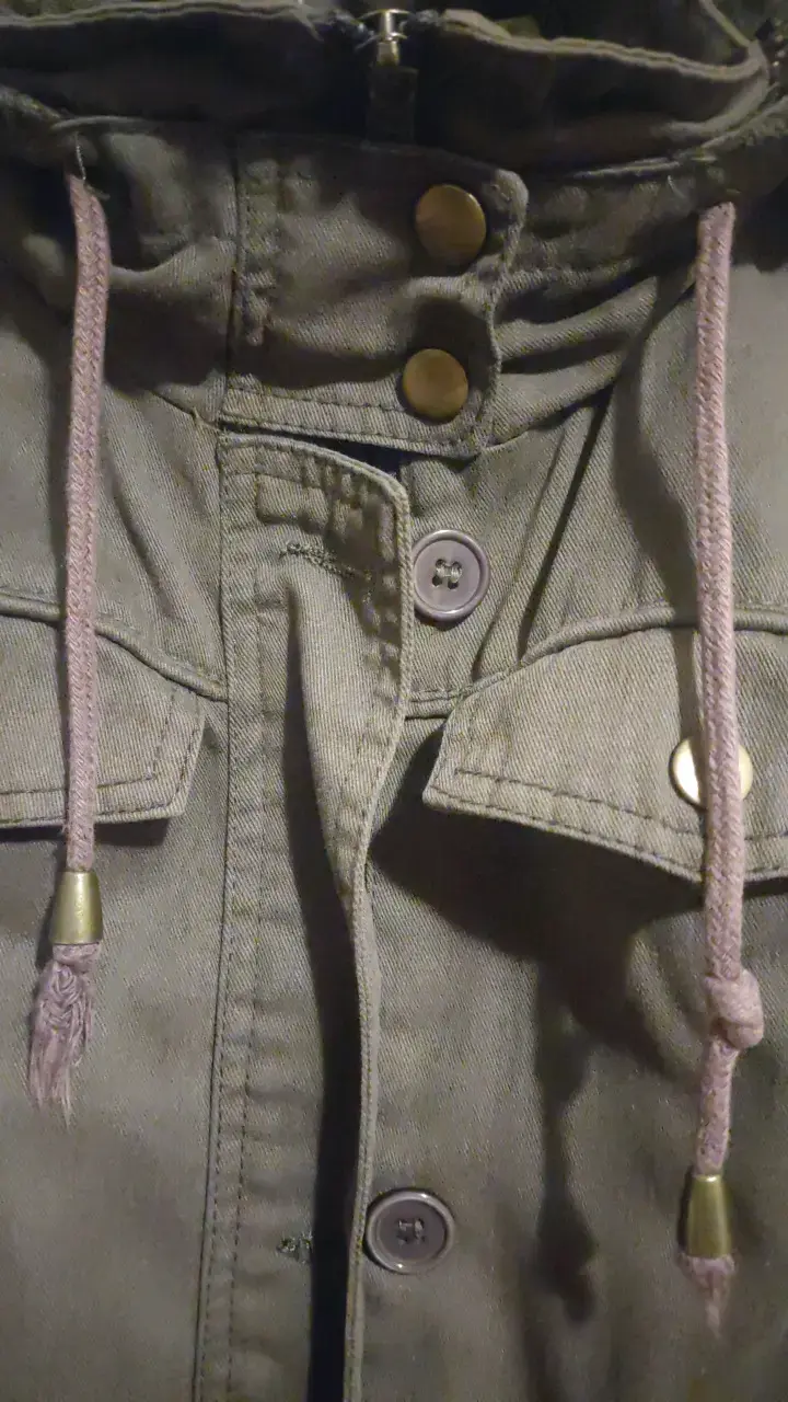 Parka Reef verde militar con capucha y bolsillos - 4