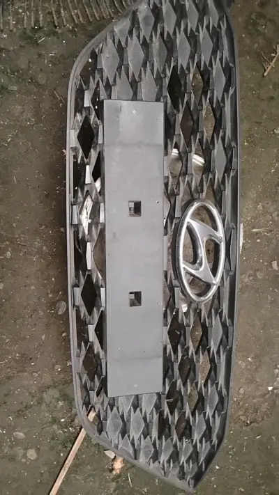 Parrilla delantera Hyundai con emblema - miniatura 1