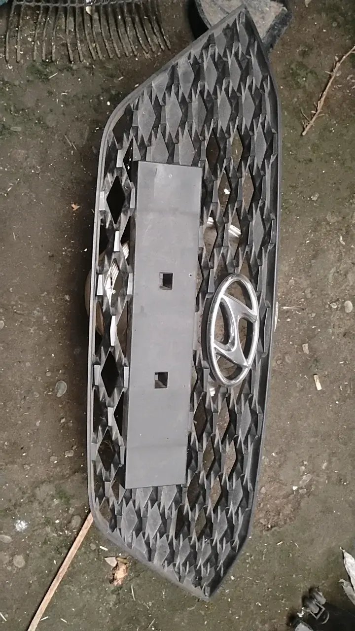 Parrilla delantera Hyundai con emblema - 2