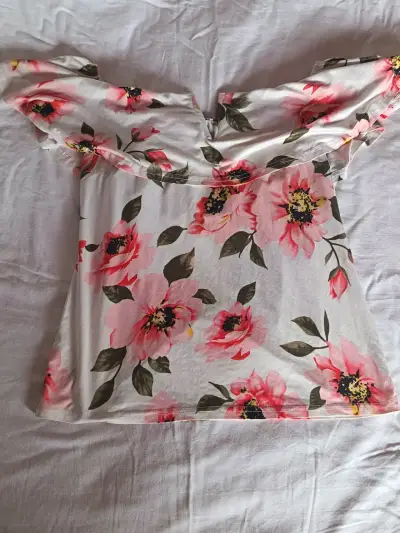 Blusa floral con hombros descubiertos - miniatura 1