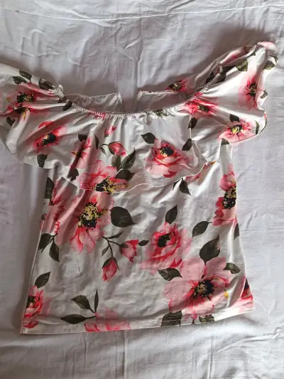 Blusa floral con hombros descubiertos - miniatura 2