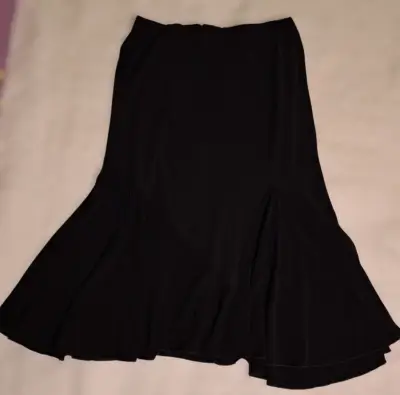 Falda negra con vuelo elegante - miniatura 1