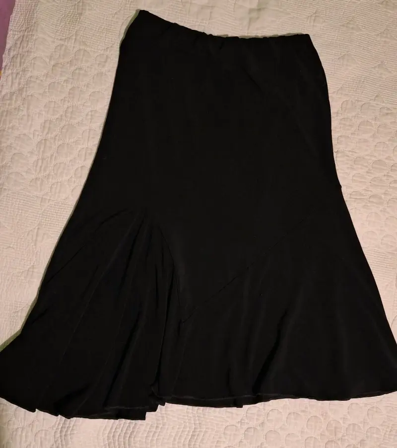Falda negra con vuelo elegante - 3