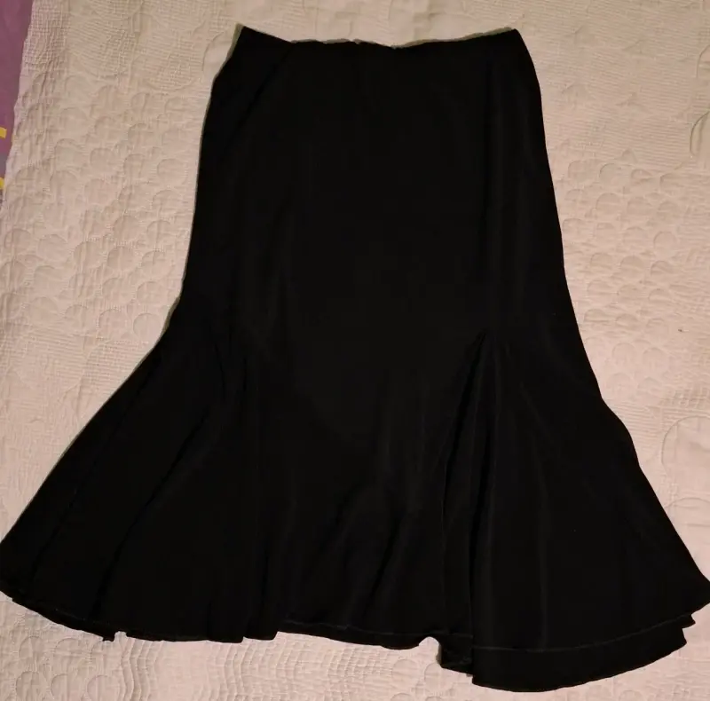 Falda negra con vuelo elegante - 4