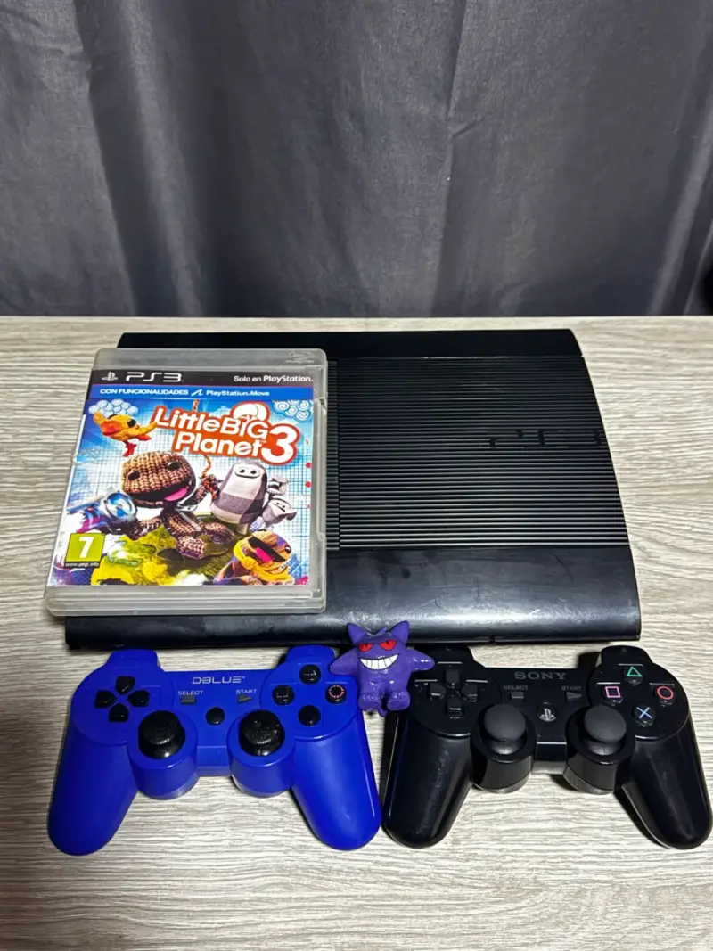 Consola PS3 con dos controles y juego - 1