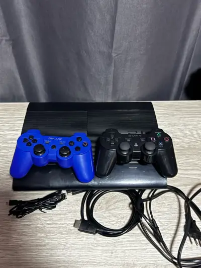 Consola PS3 con dos controles y juego - miniatura 3