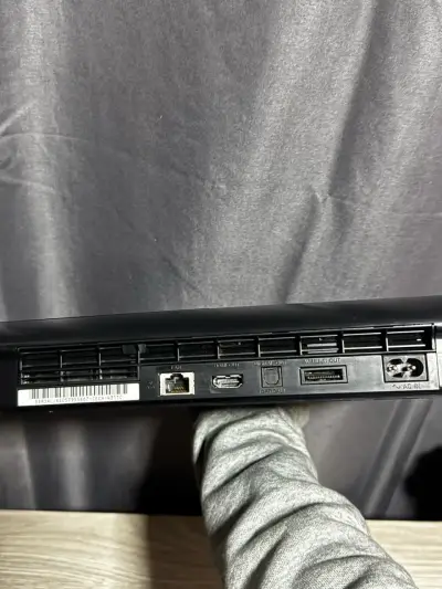 Consola PS3 con dos controles y juego - miniatura 4