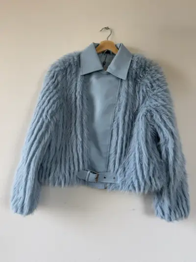 Chaqueta de piel sintética celeste con cinturón - miniatura 1