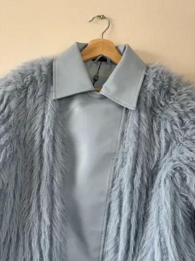 Chaqueta de piel sintética celeste con cinturón - miniatura 2