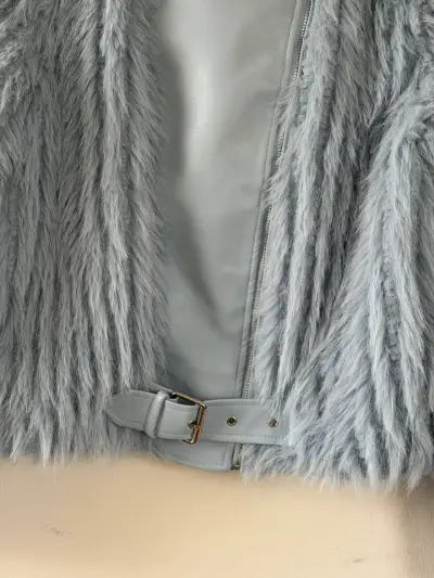 Chaqueta de piel sintética celeste con cinturón - miniatura 3