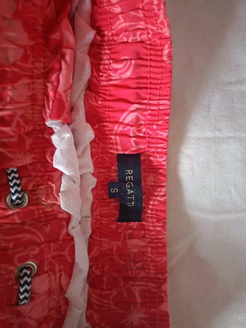 Shorts de baño rojos con estampado floral - 2