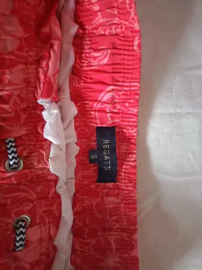 Shorts de baño rojos con estampado floral - miniatura 2