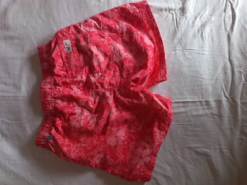 Shorts de baño rojos con estampado floral - 3