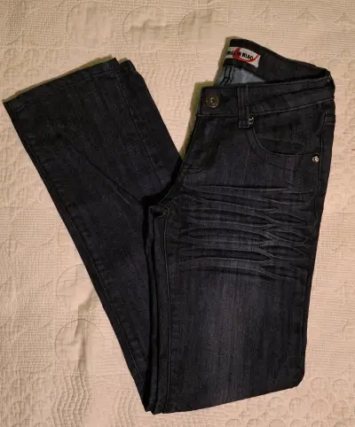 Jeans oscuros de mujer con diseño plisado - miniatura 1