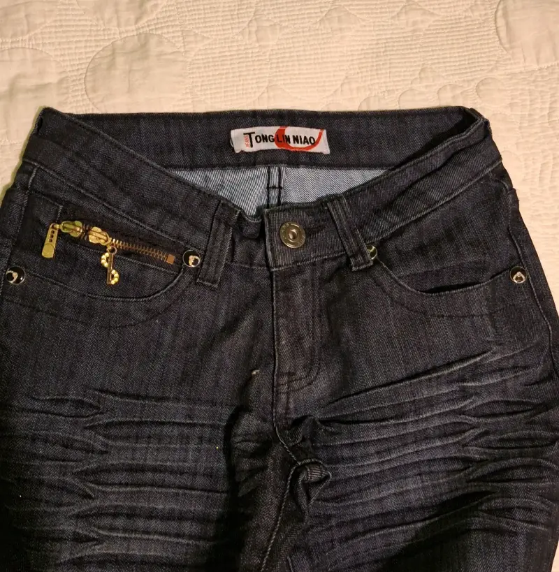 Jeans oscuros de mujer con diseño plisado - 2