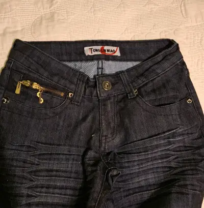 Jeans oscuros de mujer con diseño plisado - miniatura 2