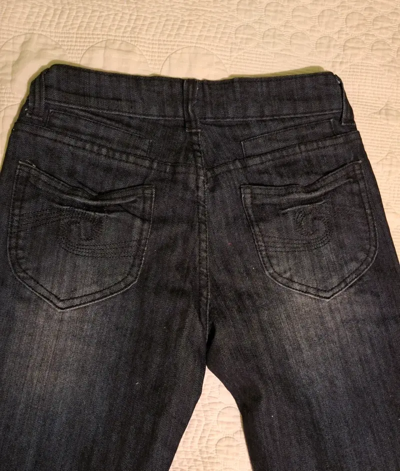Jeans oscuros de mujer con diseño plisado - 3
