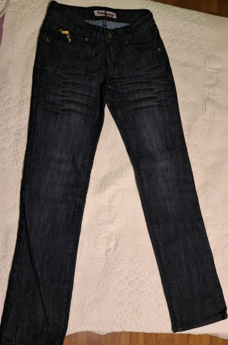 Jeans oscuros de mujer con diseño plisado - 4