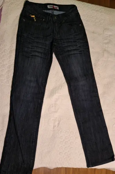 Jeans oscuros de mujer con diseño plisado - miniatura 4