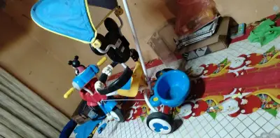 Triciclo infantil con diseño de Mickey Mouse - miniatura 1