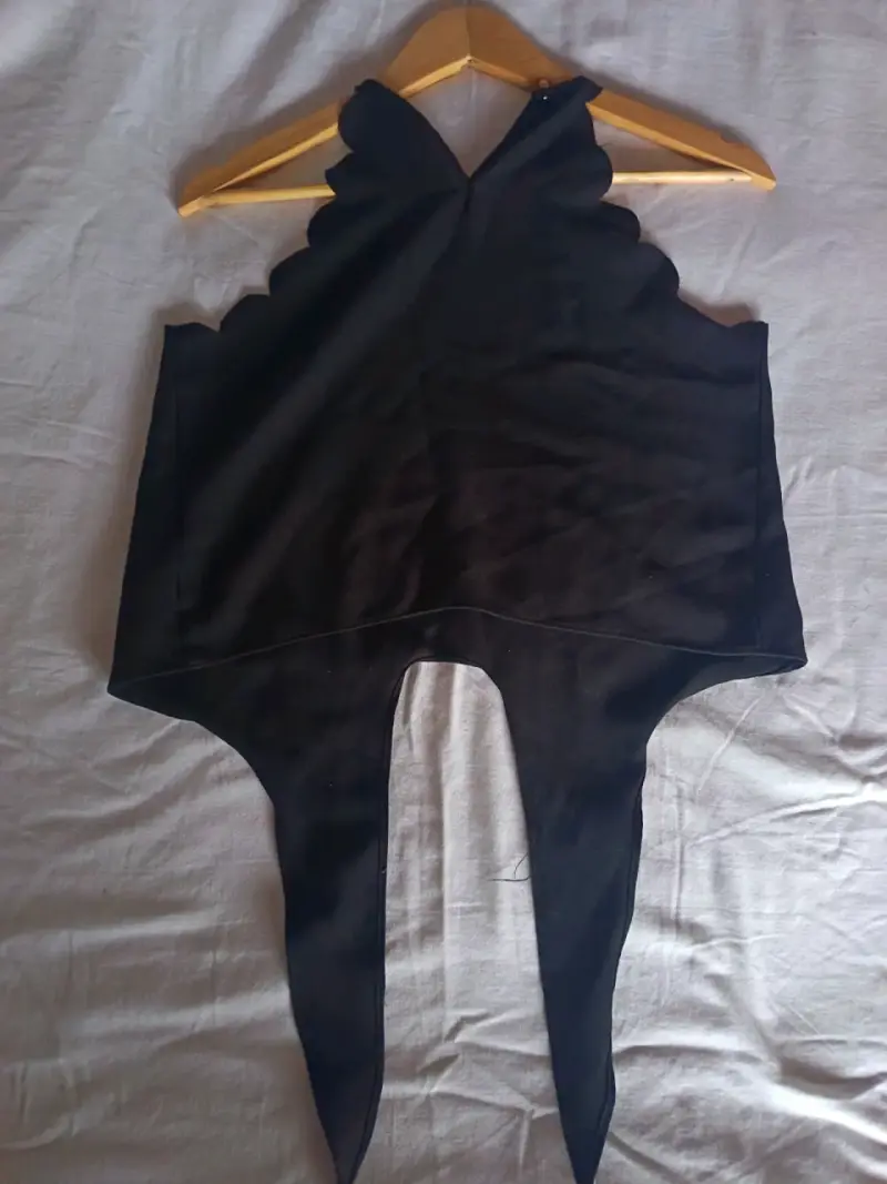 top halter negro con diseño de escote - 2
