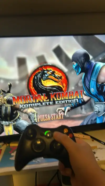 Consola Xbox 360 con juego Mortal Kombat - miniatura 1