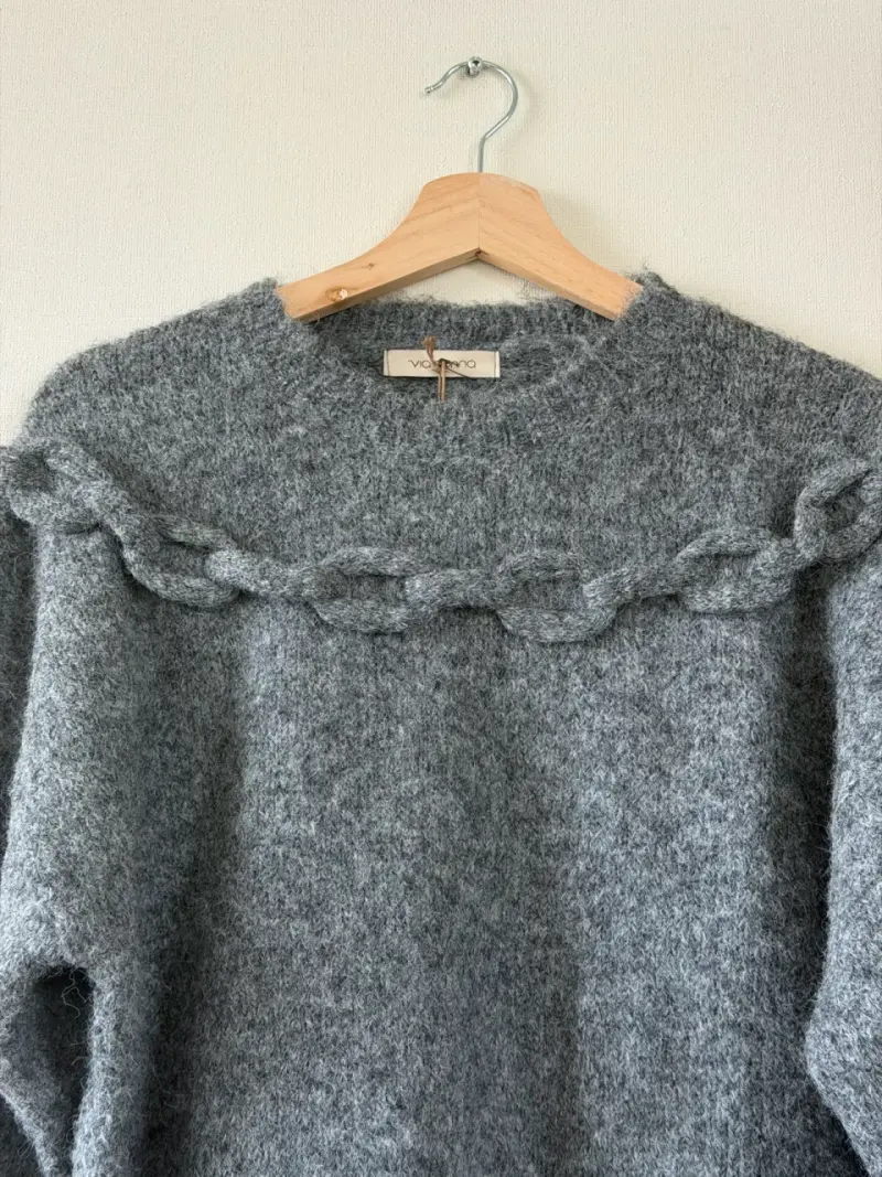 Suéter  gris con diseño trenzado viadonna - 2