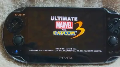 Consola portátil Sony PS Vita con juego Marvel vs Capcom 3 - miniatura 2