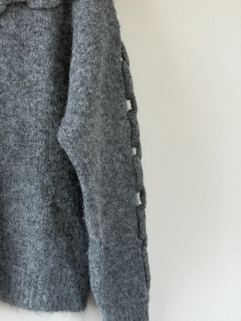 Suéter  gris con diseño trenzado viadonna - 4