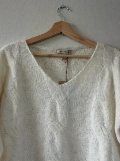 Suéter beige con diseño trenzado - miniatura 2