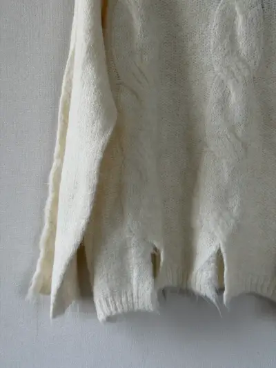 Suéter beige con diseño trenzado - miniatura 3