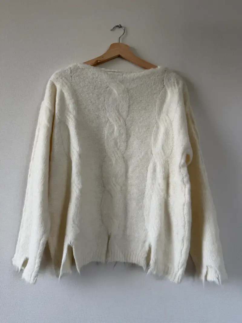Suéter beige con diseño trenzado - 5