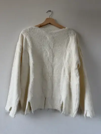 Suéter beige con diseño trenzado - miniatura 5