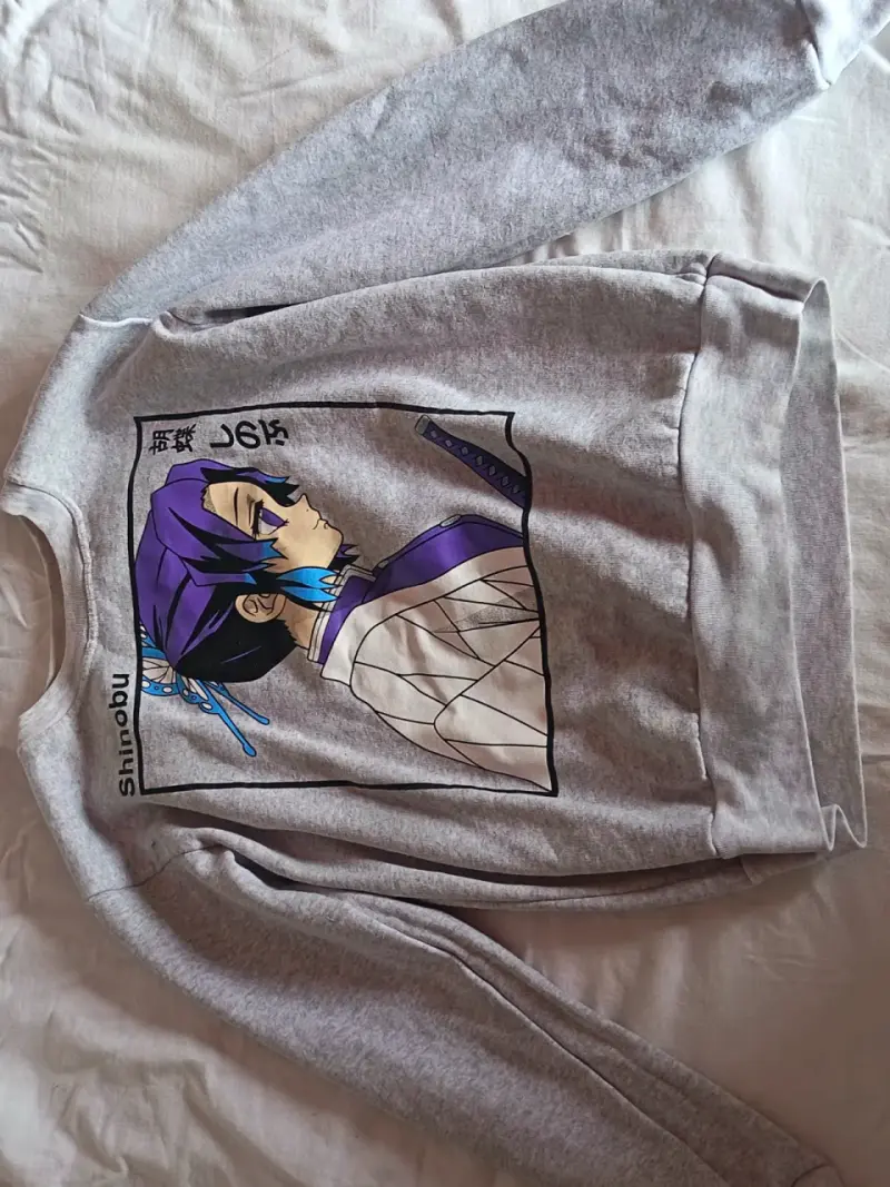 Polerón gris shinobu con diseño de anime - 1