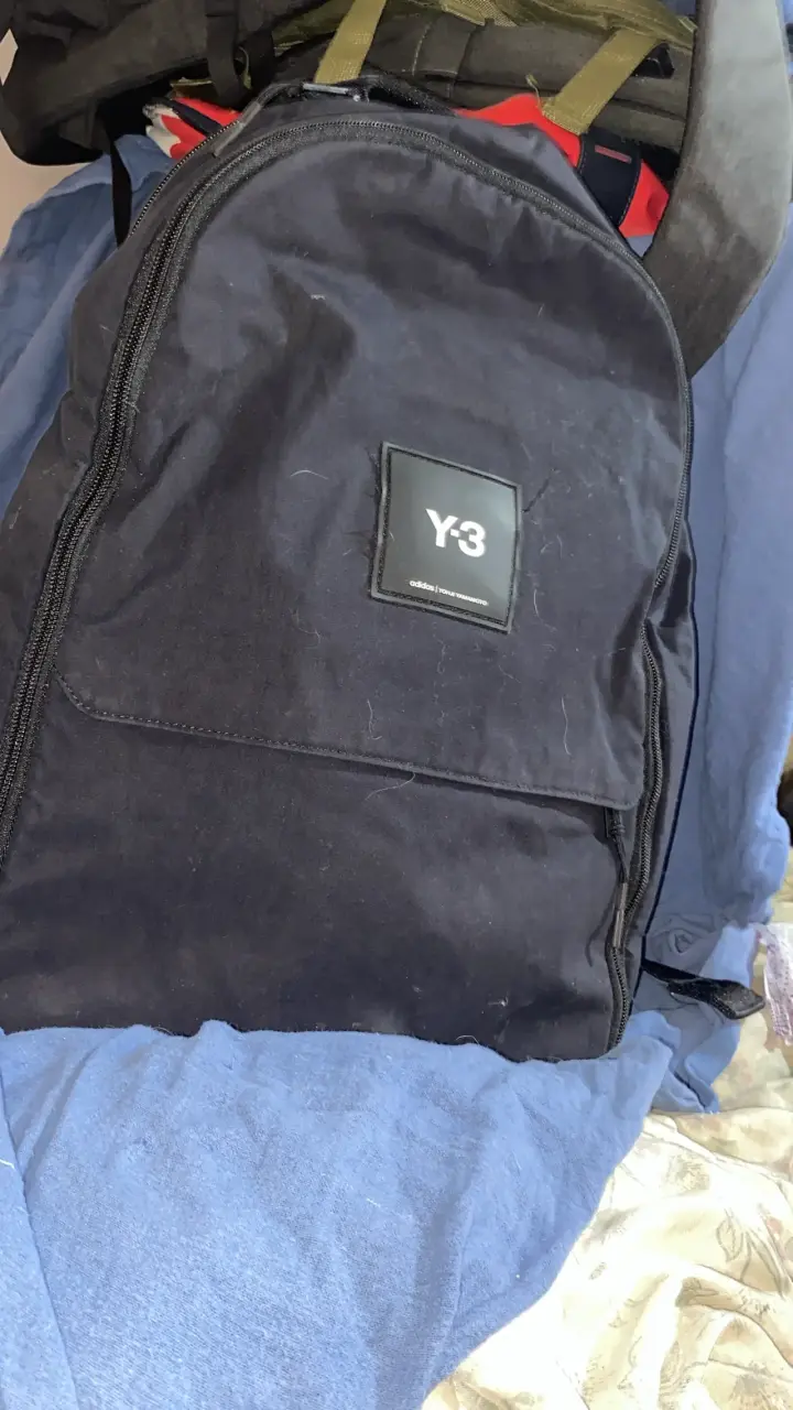 Mochila negra Y-3 de diseño moderno - 3