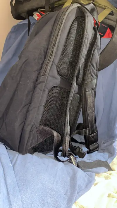 Mochila negra Y-3 de diseño moderno - miniatura 8