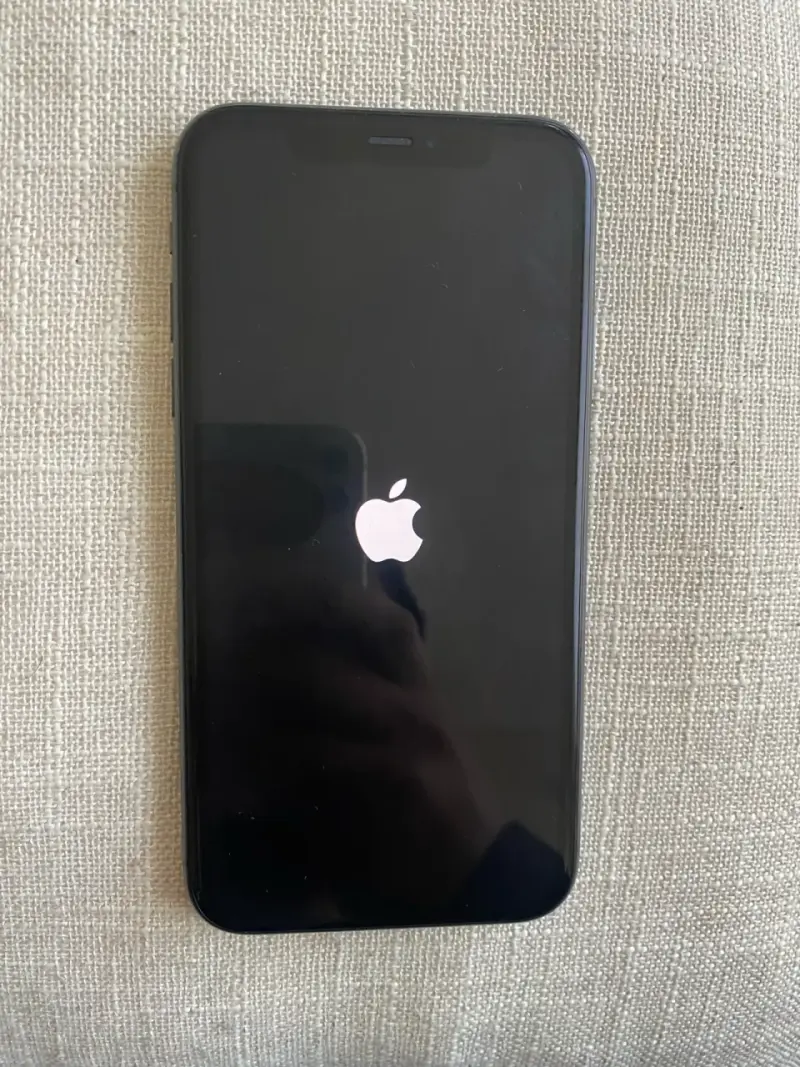 iPhone 11 en buen estado color negro - 2