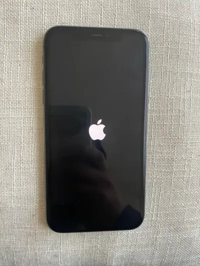 iPhone 11 en buen estado color negro - miniatura 2