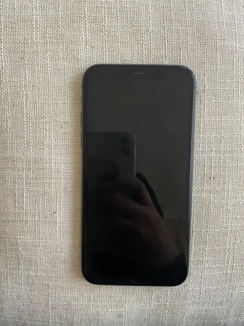 iPhone 11 en buen estado color negro - 4