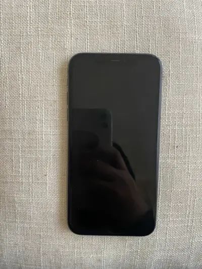 iPhone 11 en buen estado color negro - miniatura 4