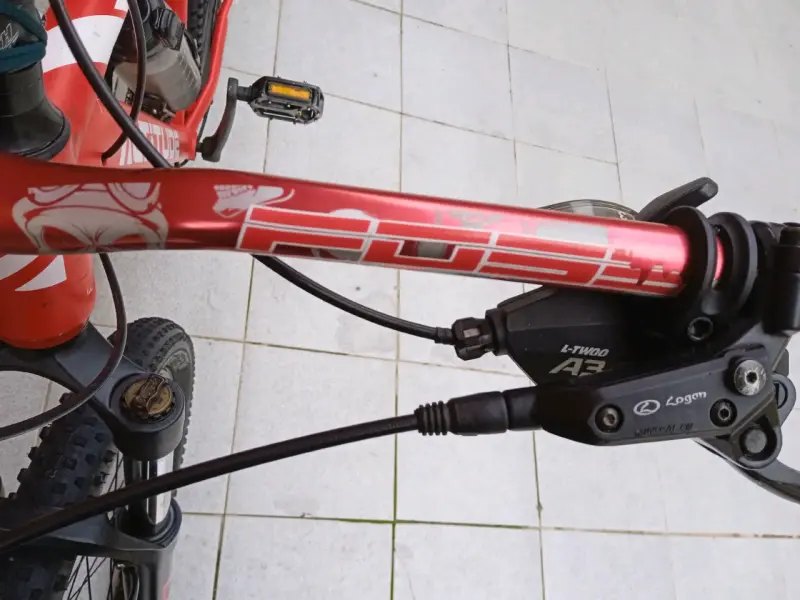 Bicicleta de montaña Altitude roja con suspensión - 2