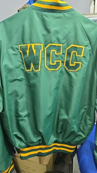 Chaqueta bomber verde con detalles amarillos - miniatura 2