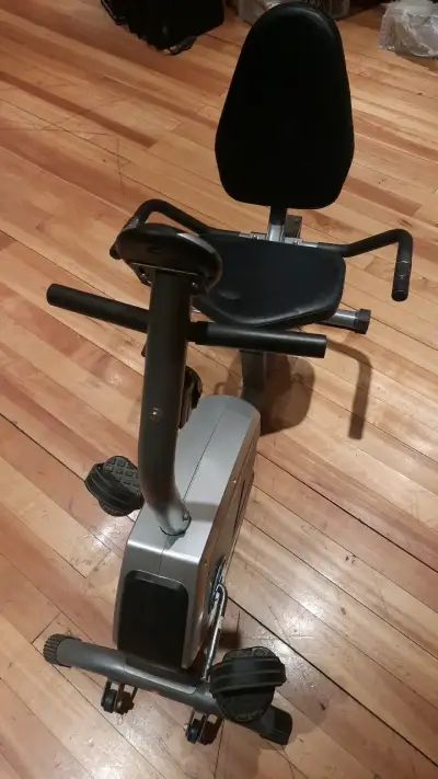 Bicicleta Estática Ultimate Fitness con Monitor - miniatura 1