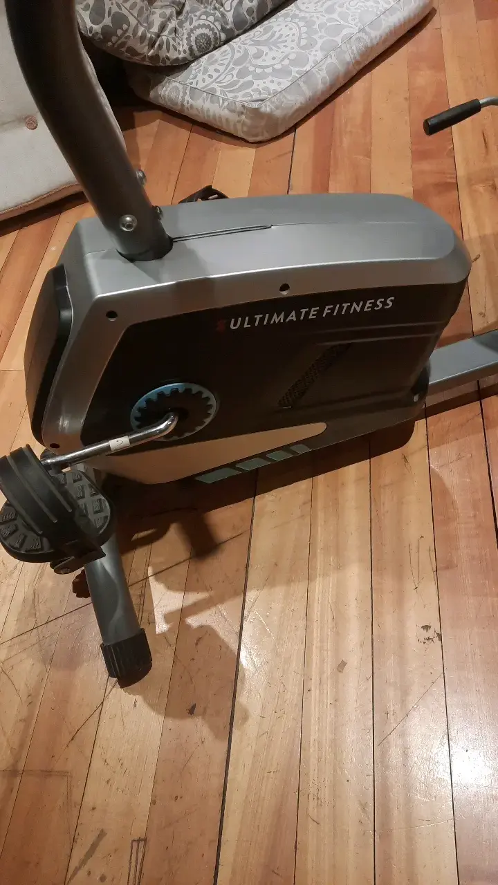 Bicicleta Estática Ultimate Fitness con Monitor - 3