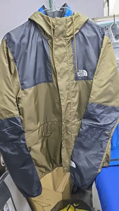 Chaqueta impermeable The North Face verde y negra - miniatura 1