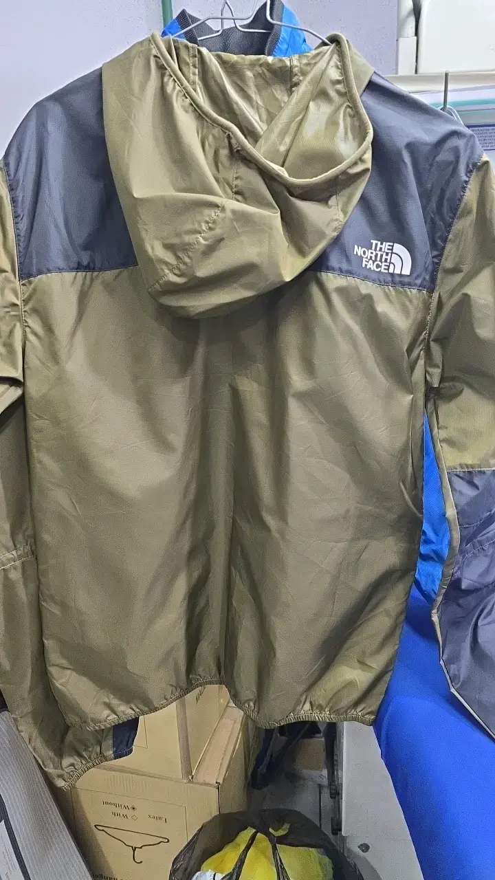 Chaqueta impermeable The North Face verde y negra - 2