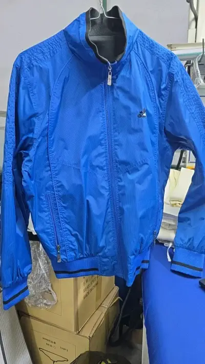 Chaqueta deportiva reversible azul y negra Adidas - miniatura 1