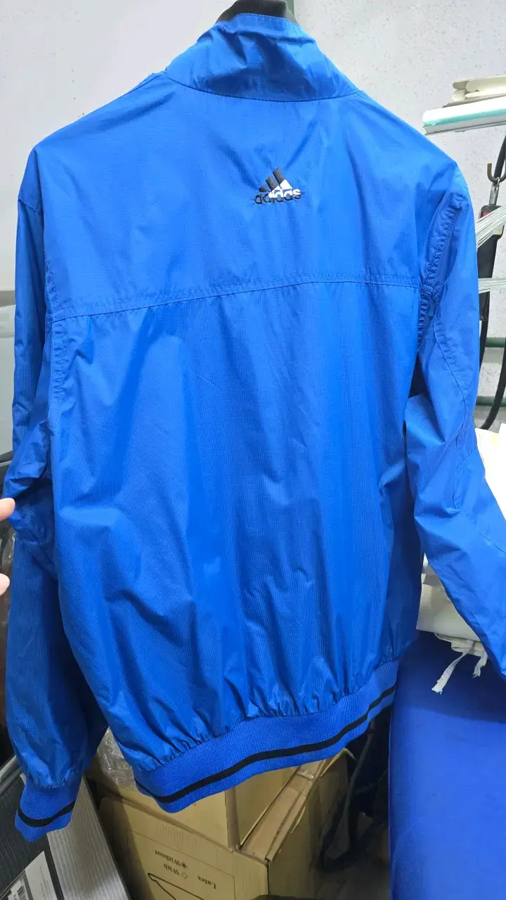 Chaqueta deportiva reversible azul y negra Adidas - 2