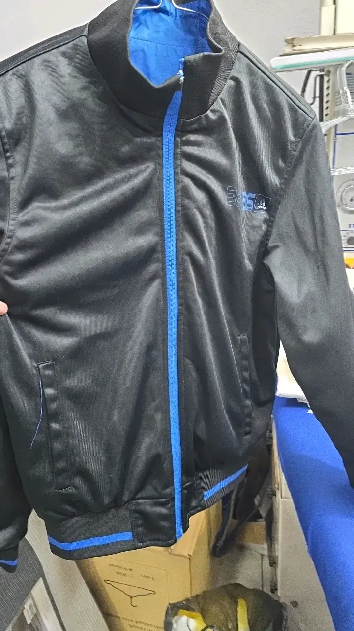 Chaqueta deportiva reversible azul y negra Adidas - 3
