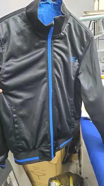 Chaqueta deportiva reversible azul y negra Adidas - miniatura 3